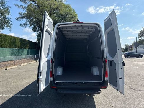 Used 2025 Mercedes-Benz Sprinter 2500 image 28