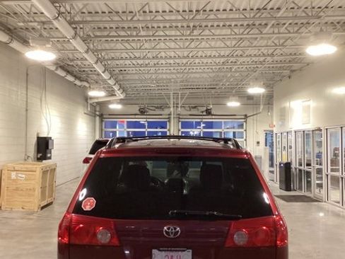 Used 2010 Toyota Sienna LE image 12