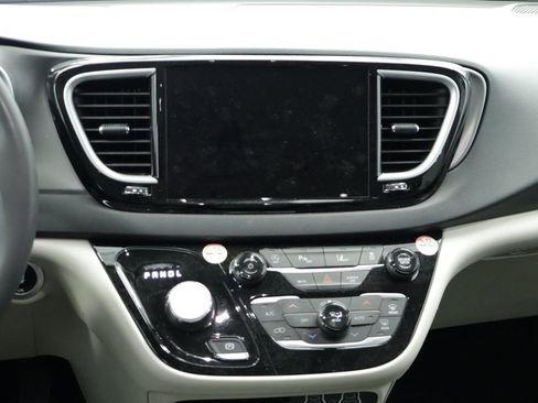 Certified 2023 Chrysler Pacifica Touring-L FWD image 27