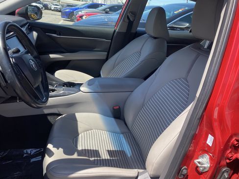 Used 2020 Toyota Camry SE FWD image 11