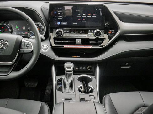 Used 2025 Toyota Highlander XLE image 28