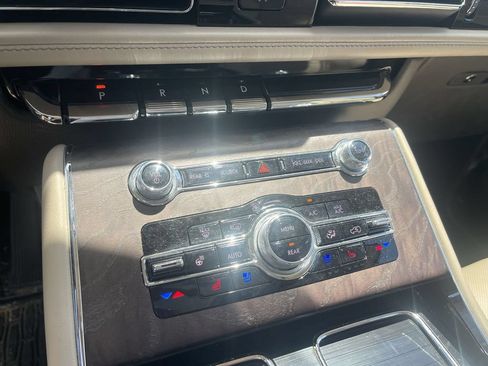 Used 2022 Lincoln Aviator Reserve w/ Equipment Group 201A AWD/4WD image 16