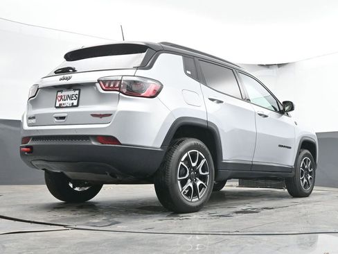 Used 2025 Jeep Compass Trailhawk AWD/4WD image 51