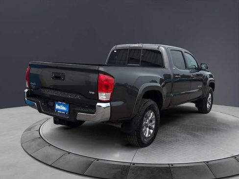 Used 2017 Toyota Tacoma SR5 w/ Tow Package AWD/4WD image 5