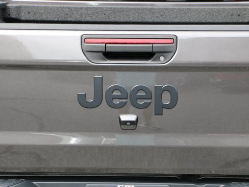 Used 2025 Jeep Gladiator Sport AWD/4WD image 5