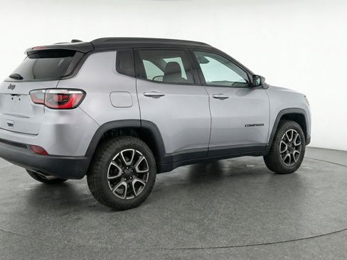 Used 2025 Jeep Compass Trailhawk AWD/4WD image 9