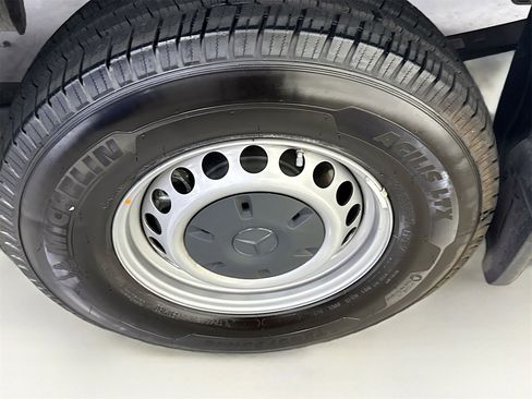 Used 2023 Mercedes-Benz Sprinter 2500 image 28