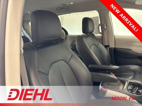 Used 2019 Chrysler Pacifica Touring-L w/ Advanced Safetytec Group image 14