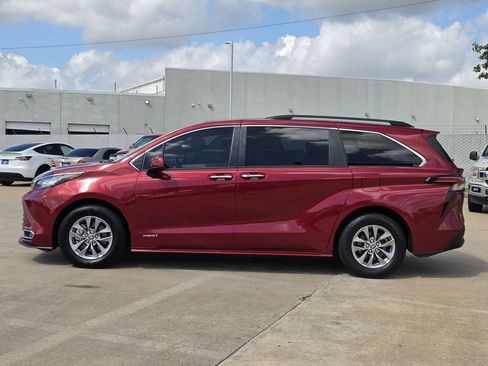 Used 2021 Toyota Sienna XLE FWD image 6