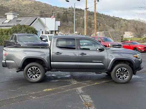 Used 2022 Toyota Tacoma TRD Sport image 6