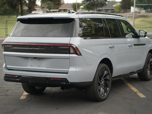 Used 2025 Lincoln Navigator Reserve w/ Jet Appearance Package AWD/4WD image 5