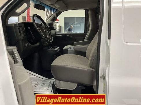 Used 2017 Chevrolet Express 2500 Extended RWD image 12