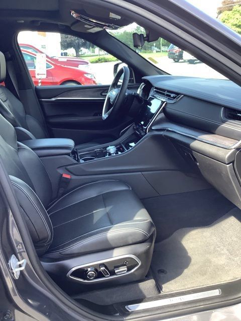 Certified 2023 Jeep Grand Cherokee Overland w/ Luxury Tech Group IV AWD/4WD image 17