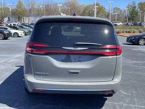 Used 2025 Chrysler Pacifica Select FWD image 6