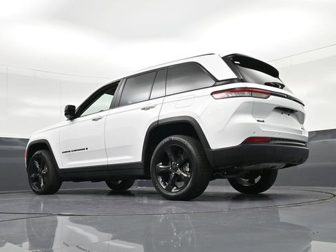 Used 2024 Jeep Grand Cherokee Limited w/ Black Appearance Package AWD/4WD image 29