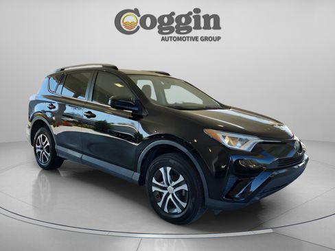 Used 2017 Toyota RAV4 LE image 9