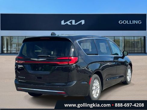 Used 2023 Chrysler Pacifica Touring-L FWD image 3