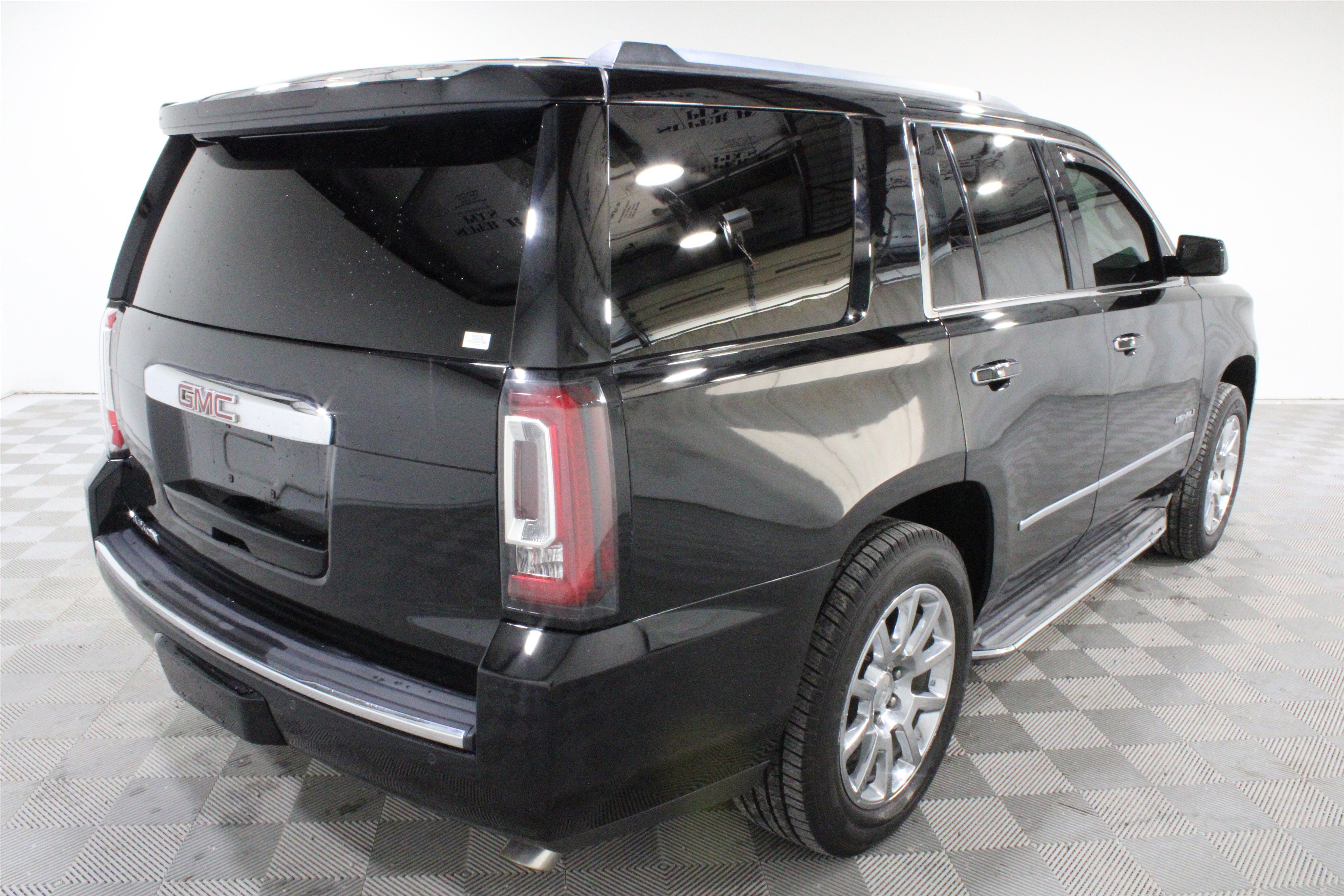 Used 2015 GMC Yukon Denali w/ Touring Package AWD/4WD image 3