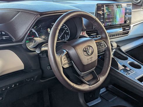 Certified 2023 Toyota Sienna Platinum image 14