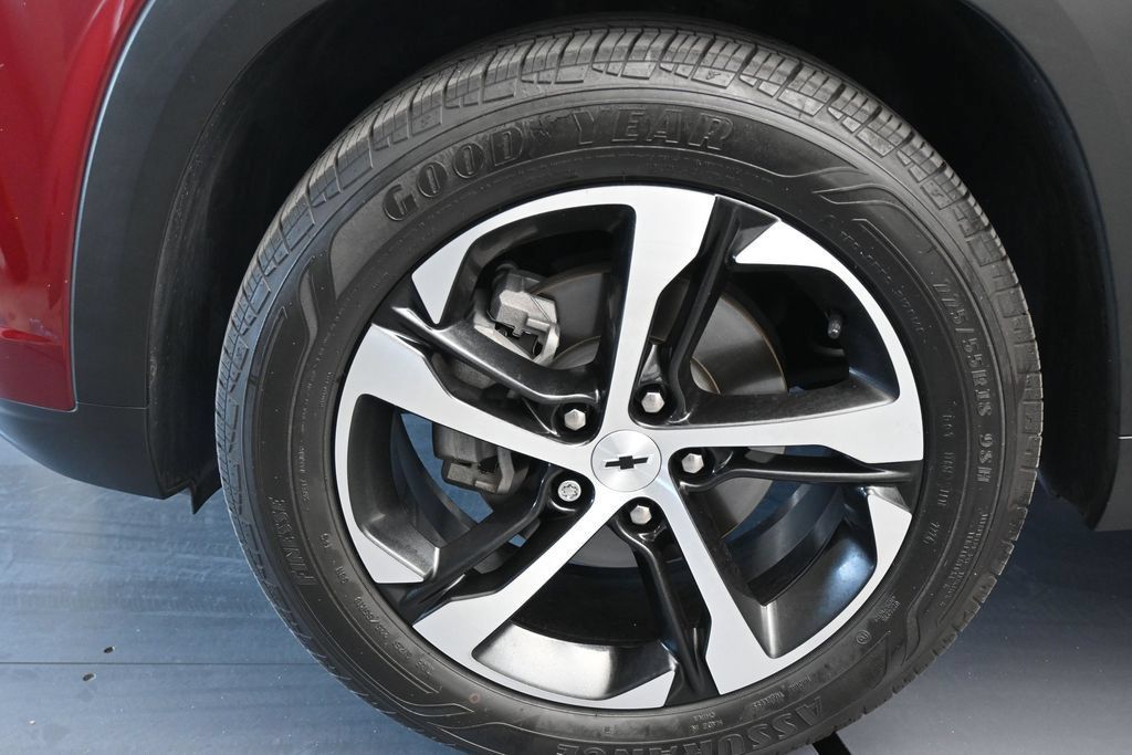 Used 2025 Chevrolet Trax RS w/ Sunroof Package FWD image 27