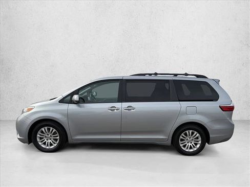Used 2016 Toyota Sienna XLE image 9