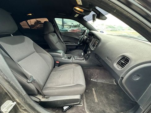 Used 2017 Dodge Charger SE RWD image 13