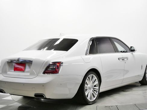 Used 2024 Rolls-Royce Ghost Extended Wheelbase image 9