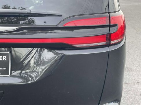 Used 2023 Chrysler Pacifica Touring-L image 13