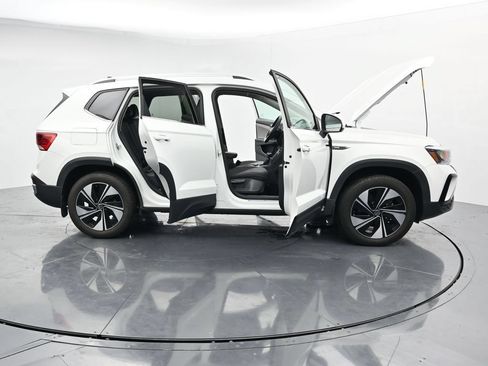 Used 2023 Volkswagen Taos SE AWD/4WD image 41