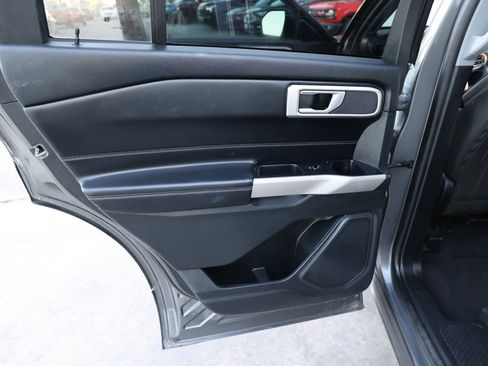 Used 2023 Ford Explorer XLT image 36