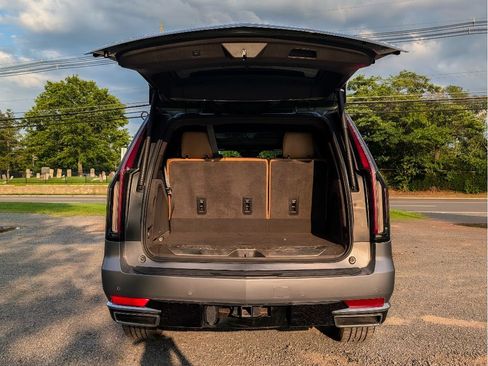 Used 2021 Cadillac Escalade Premium Luxury w/ LPO, Radiant Package AWD/4WD image 7