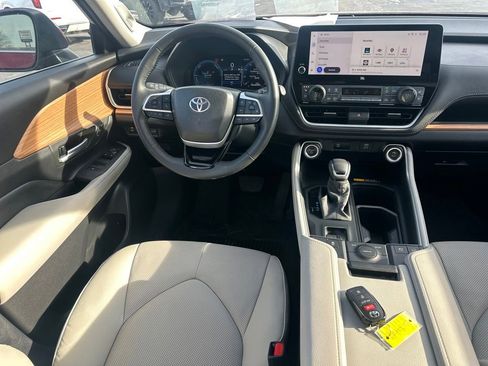 Used 2024 Toyota Grand Highlander XLE image 16