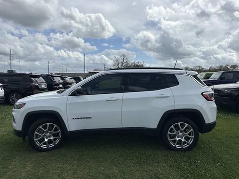Used 2023 Jeep Compass Latitude AWD/4WD image 15