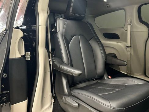 Used 2024 Chrysler Pacifica Select image 18