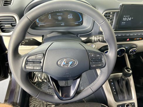 Used 2023 Hyundai Venue Limited FWD image 11