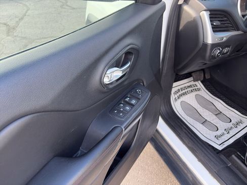 Used 2016 Jeep Cherokee Trailhawk w/ Cold Weather Group image 9