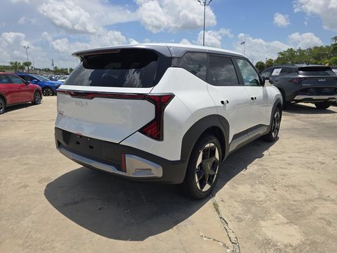New 2027 Kia Seltos S FWD image 8