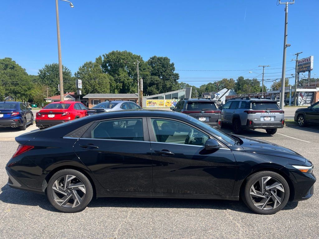 Used 2025 Hyundai Elantra SEL FWD image 3