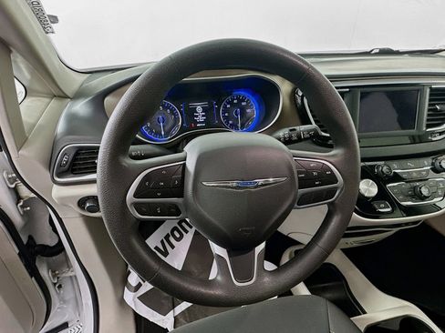 Used 2018 Chrysler Pacifica LX FWD image 11