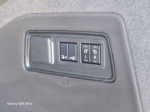 Used 2024 Cadillac Escalade Premium Luxury image 37