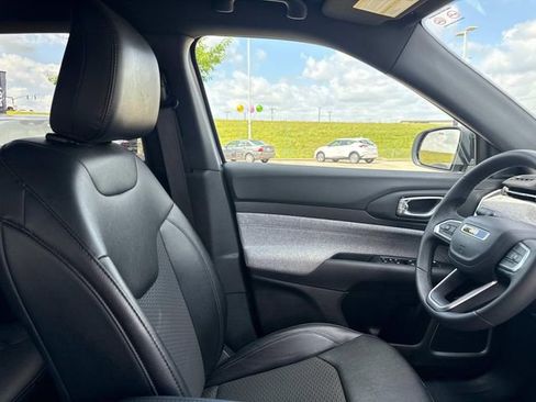 Used 2025 Jeep Compass Latitude AWD/4WD image 16