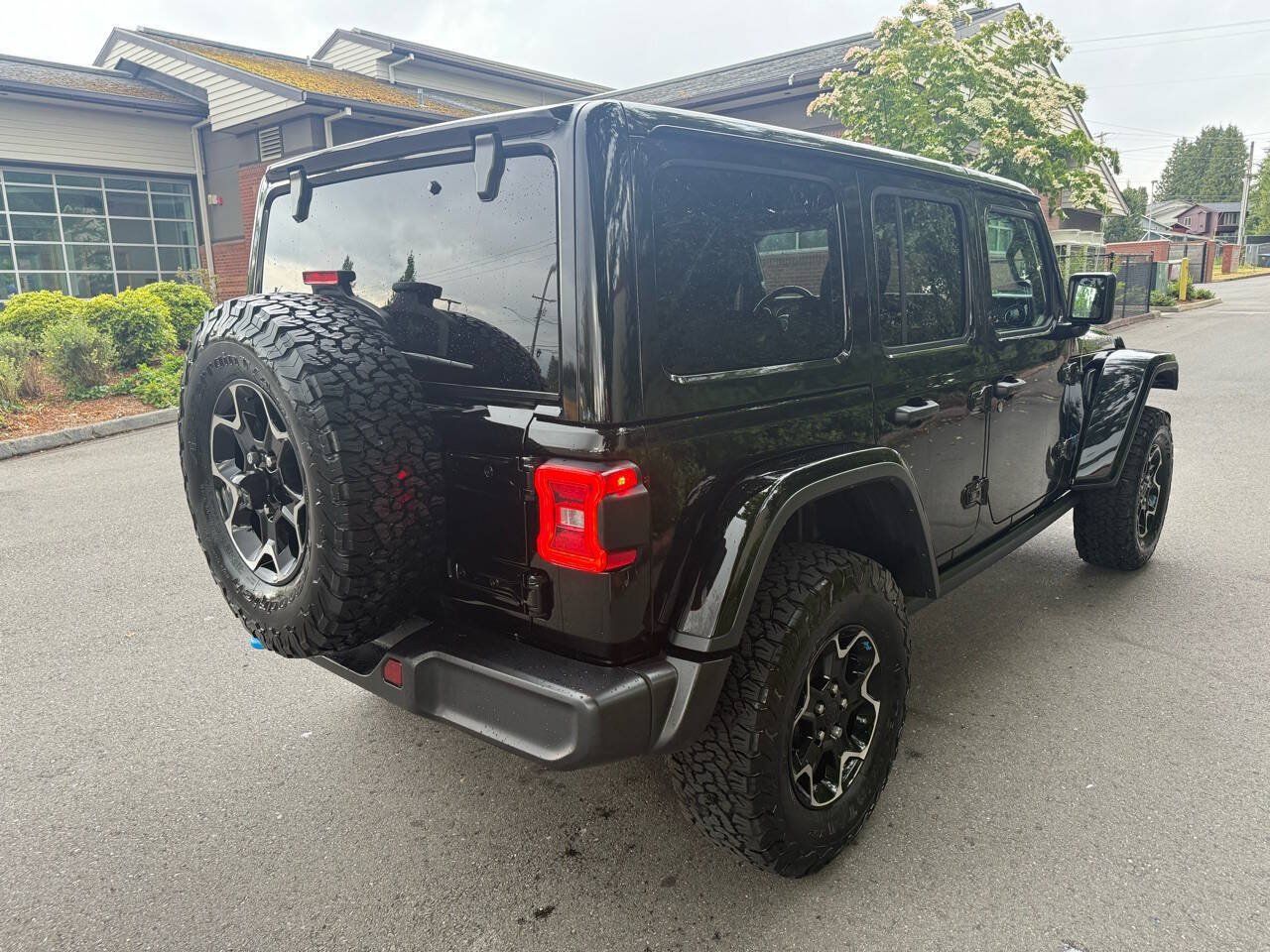 Used 2022 Jeep Wrangler Unlimited Rubicon 4xe w/ Cold Weather Group AWD/4WD image 10