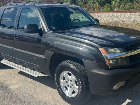 Used 2003 Chevrolet Avalanche 4x4 w/ Suspension Package, Off-Road image 3