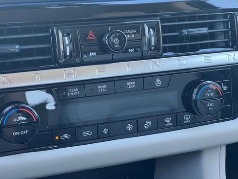 New 2026 Nissan Pathfinder SL image 4