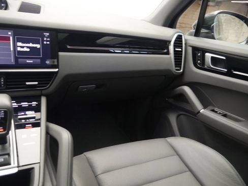 Used 2023 Porsche Cayenne AWD/4WD image 31