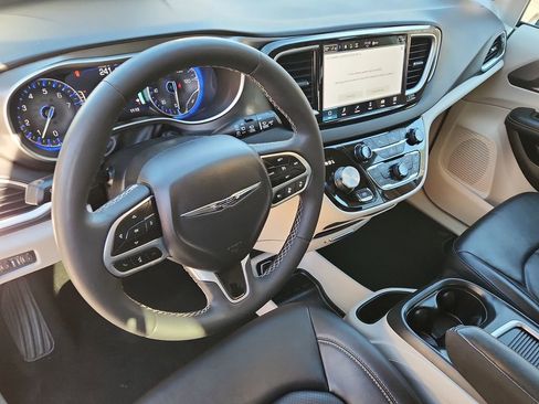 Used 2024 Chrysler Pacifica Touring-L image 8