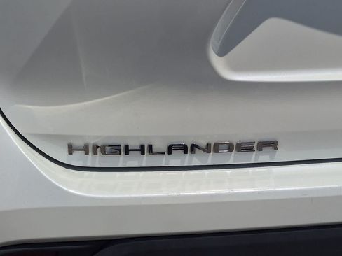 Used 2021 Toyota Highlander XLE AWD/4WD image 12