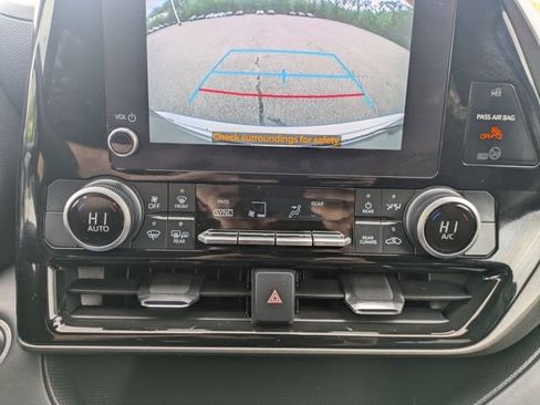 Used 2024 Toyota Highlander LE AWD/4WD image 27