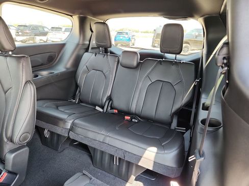 New 2026 Chrysler Pacifica Select image 12