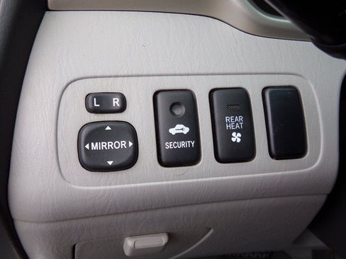 Used 2004 Toyota Highlander Limited AWD/4WD image 38